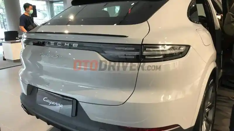 Foto - Jadi Brand Premium Bergaransi Terpanjang, Porsche Cover Produk Mereka 15 Tahun
