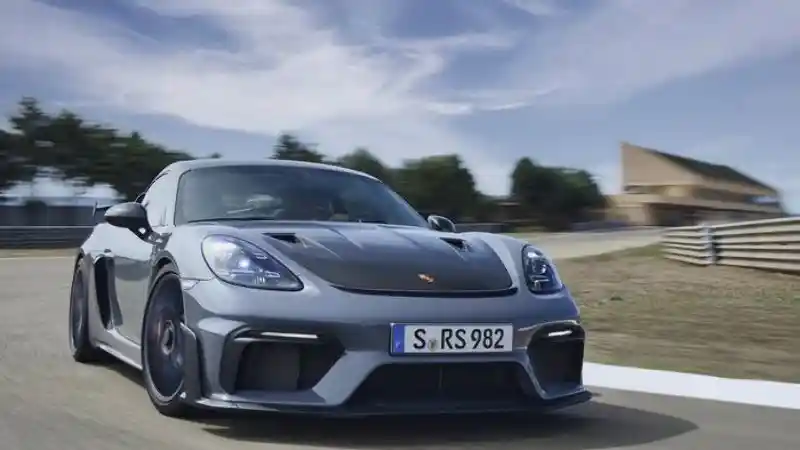 Foto - Porsche 718 Cayman GT4 RS dan Cayenne Turbo GT Meluncur di India