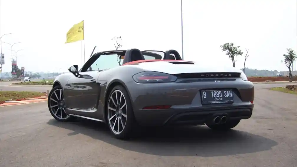 Foto - First Drive: Porsche 718 Boxster 2017