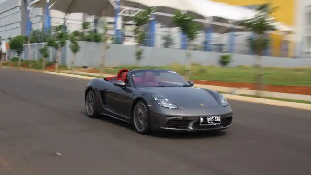 First Drive - First Drive: Porsche 718 Boxster 2017