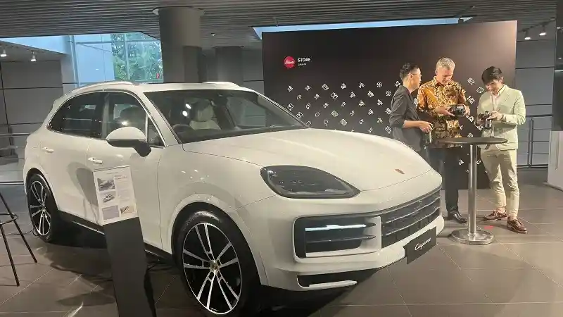Berita - Porsche Kerja Sama Dengan Leica, Kini Ada Store Kamera Mewah di Dealer Mereka