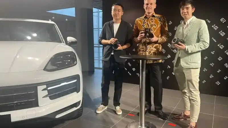 Foto - Porsche Kerja Sama Dengan Leica, Kini Ada Store Kamera Mewah di Dealer Mereka
