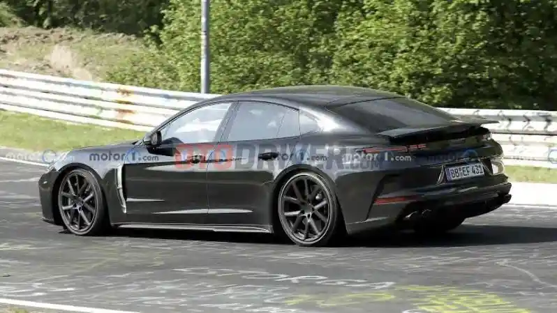 Foto - Porsche Panamera Berkeliaran Sebelum Peluncurannya 30 November Nanti, Intip Bocorannya