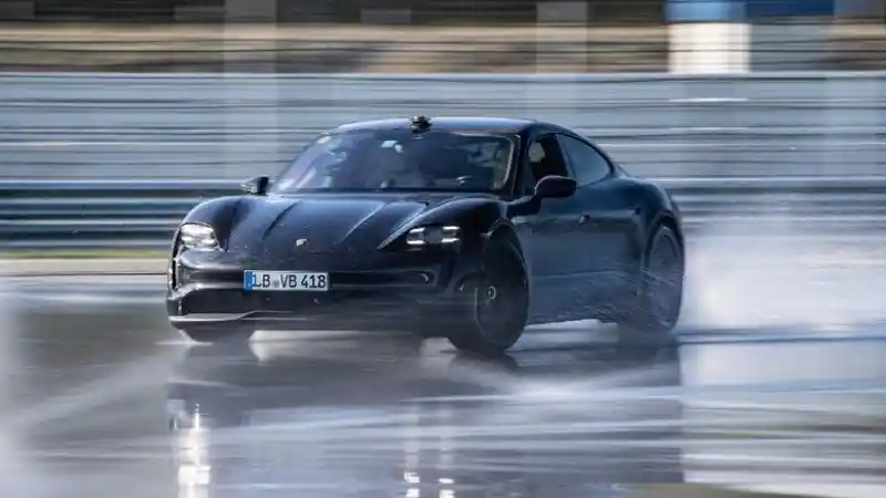 Berita - Wow, Porsche Taycan Pecahkan Rekor Dunia Drifting