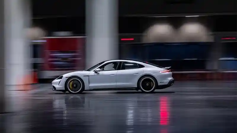 Foto - Masuk Guiness World Records. Porsche Taycan Pecahkan Rekor Kecepatan Indoor