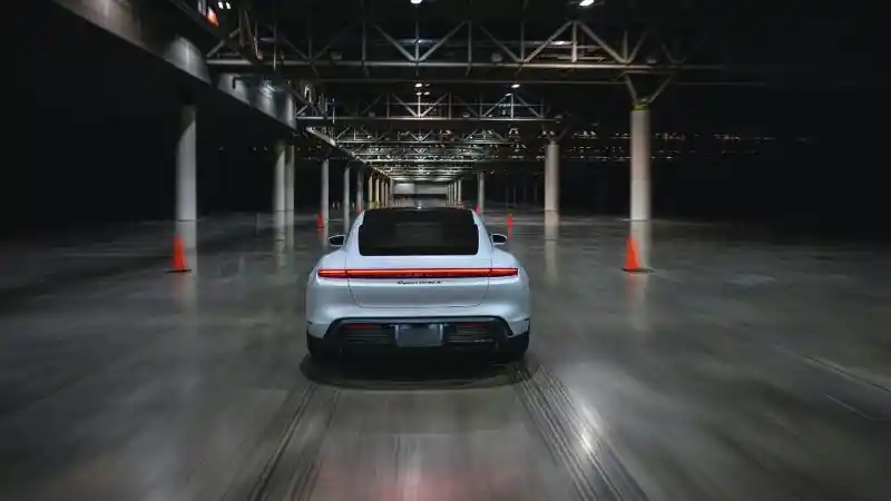 Foto - Produksi Porsche di Eropa Terhambat Karena Invasi Rusia