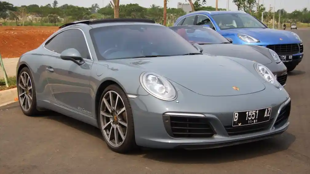 Foto - Rincian Biaya Perawatan Berkala Porsche: Jasa Service RP 900 ribu/Jam