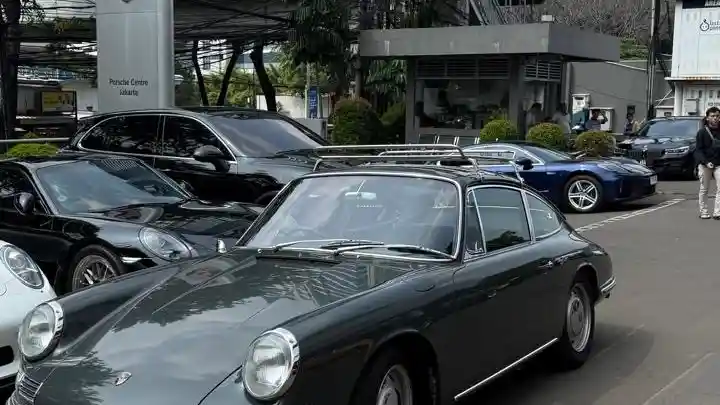 Foto - Porsche Bikin Pameran Lukisan Dan Pajang Mobil-Mobil Ikonik