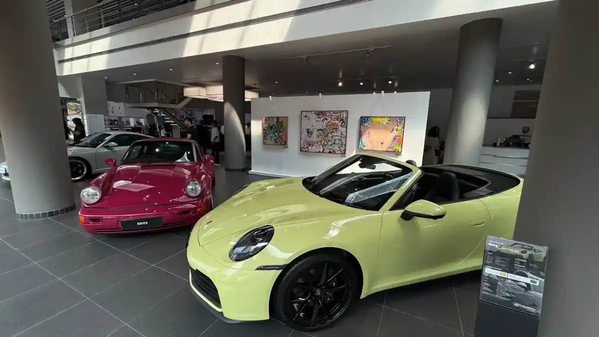 Foto - Porsche Bikin Pameran Lukisan Dan Pajang Mobil-Mobil Ikonik