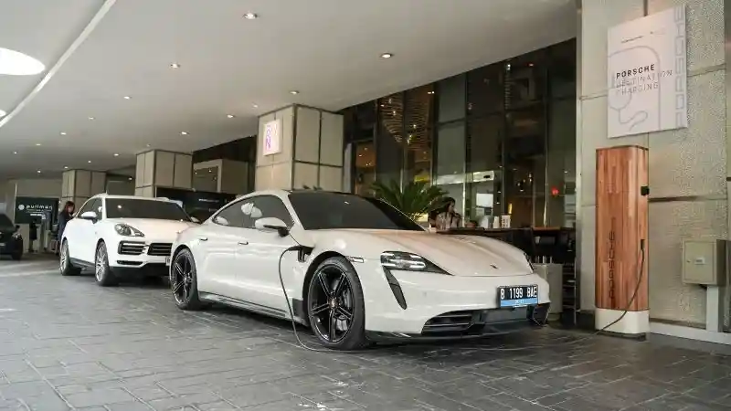 Berita - Porsche Resmikan Fasilitas Pengisian Daya Terbarunya Di Hotel Bintang Lima Di Jakarta Barat