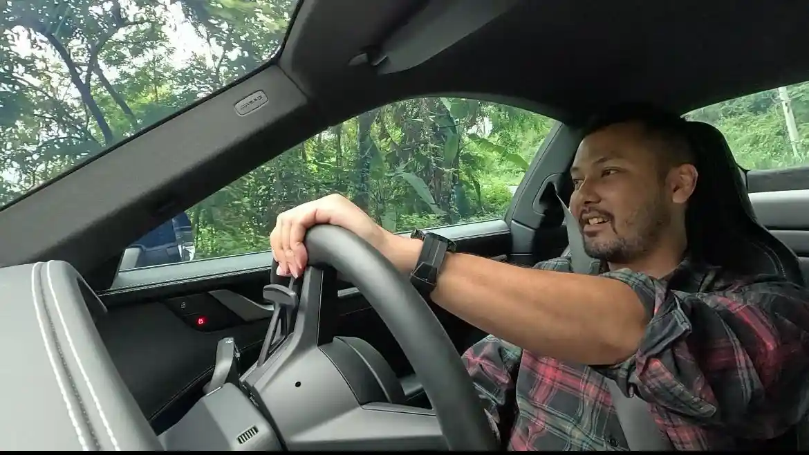 Foto - Menyiksa Porsche 911 Carrera Di Perbukitan Chiang Mai Thailand