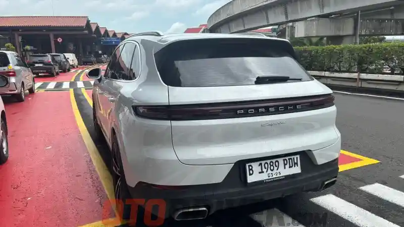 Foto - Merasakan Kenyamanan Baris Kedua Porsche Cayenne Berharga Rp 3 Miliaran, Ini Beragam Fitur Yang Tersedia