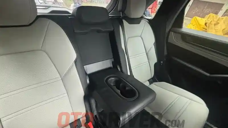 Foto - Merasakan Kenyamanan Baris Kedua Porsche Cayenne Berharga Rp 3 Miliaran, Ini Beragam Fitur Yang Tersedia