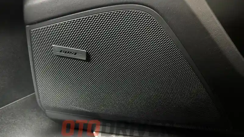 Foto - Merasakan Kenyamanan Baris Kedua Porsche Cayenne Berharga Rp 3 Miliaran, Ini Beragam Fitur Yang Tersedia