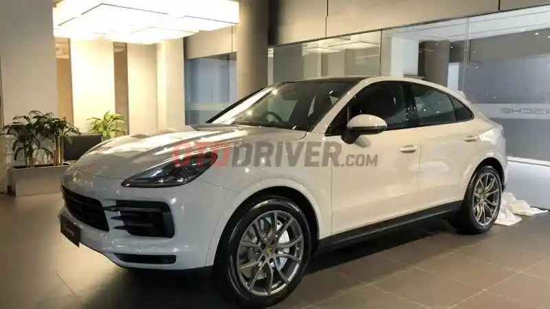 Foto - Carmine Red GTS, Penanda Pencapaian Penjualan Satu Juta Porsche Cayenne