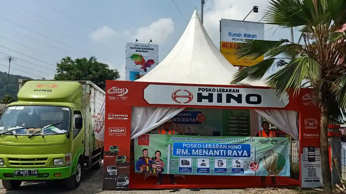 Foto - Posko Mudik Bus Hino di Jawa dan Sumatera 