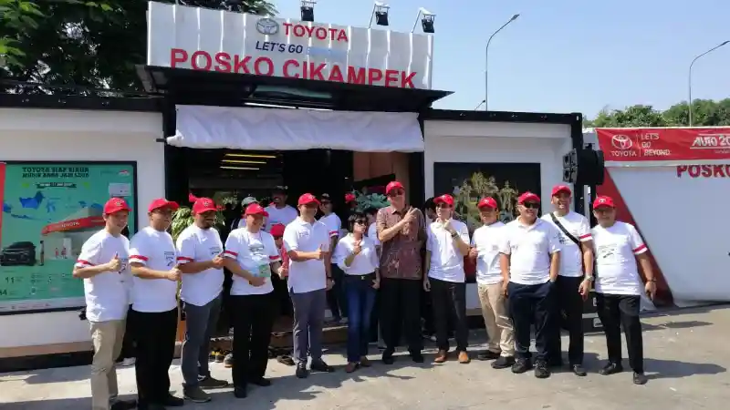 Foto - Komunitas Toyota Ikut Resmikan Toyota Holiday Campaign 2019
