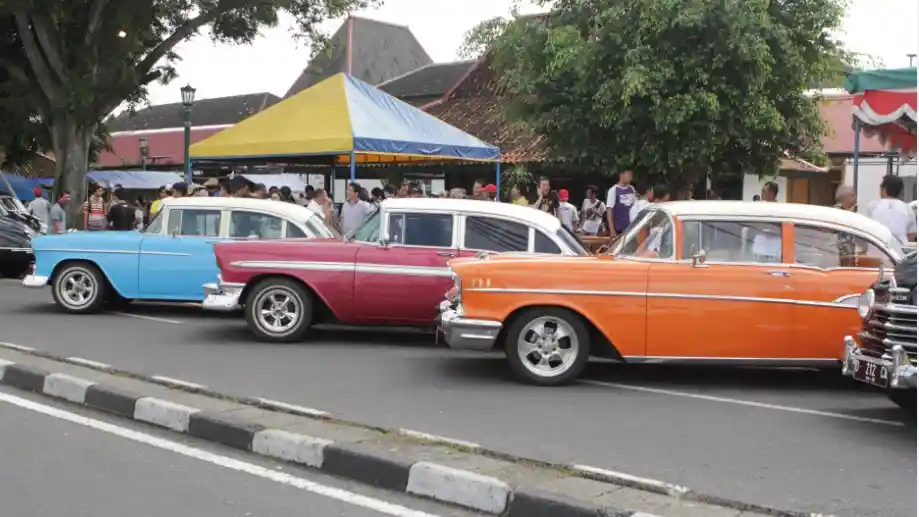 Berita - Perhimpunan Penggemar Mobil Kuno Indonesia Rayakan HUT Ke-37, Yogya Dipenuhi Mobil Klasik