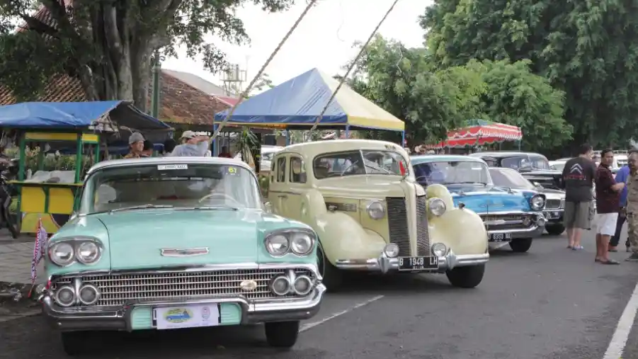 Foto - Perhimpunan Penggemar Mobil Kuno Indonesia Rayakan HUT Ke-37, Yogya Dipenuhi Mobil Klasik
