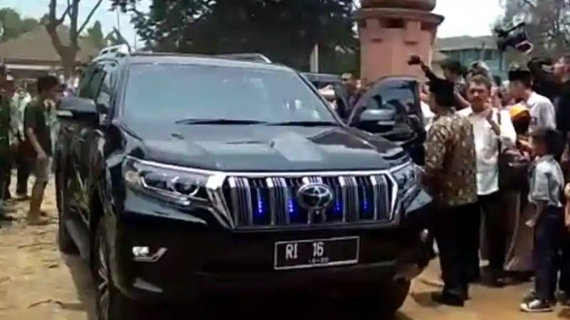 Berita - Wiranto Ditusuk Setelah Turun Dari SUV Seharga RP 1,9 Milyar