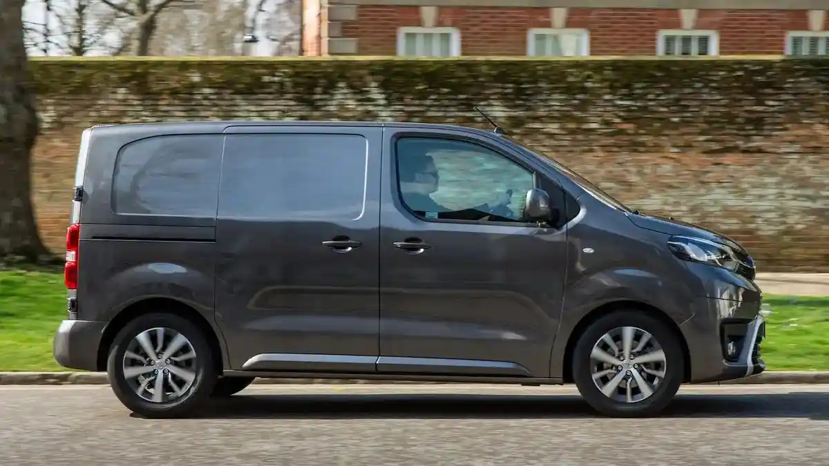 Van - Toyota ProAce: Bukan Buatan Toyota?