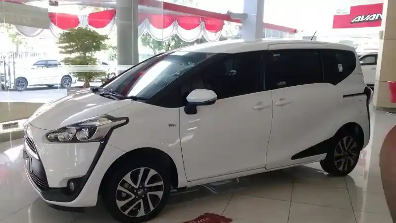 Berita - Stok Sienta Buatan 2018 Dijual Dengan Bonus Honda PCX!