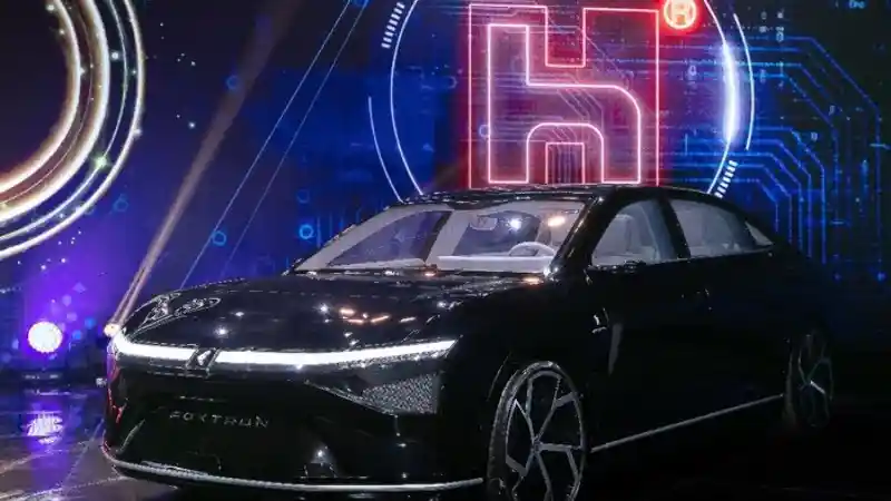 Foto - Setelah Xiaomi, Kini Giliran Produsen Iphone Pamerkan Mobil Listriknya