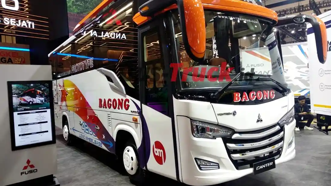 Foto - Mitsubishi Fuso Hadirkan Varian Baru Bus Medium Yang Lebih Panjang
