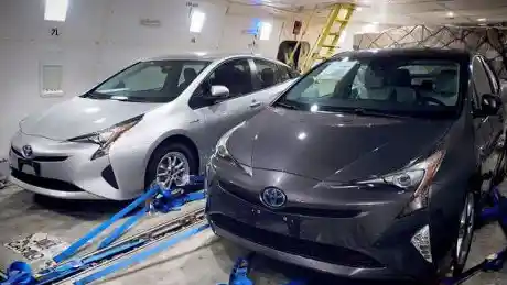 Foto - Harga BBM Murah, Toyota Prius Plug-in Hybrid Diundur Peluncurannya