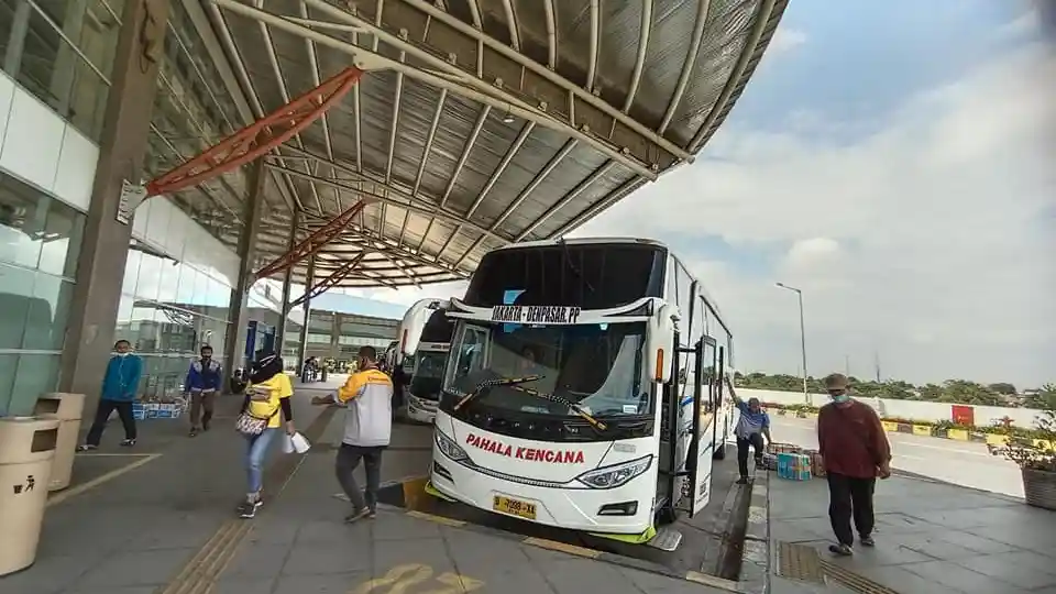 Berita - Penumpang Bus Di Terminal Pulo Gebang, Wajib Bawa Surat Sehat