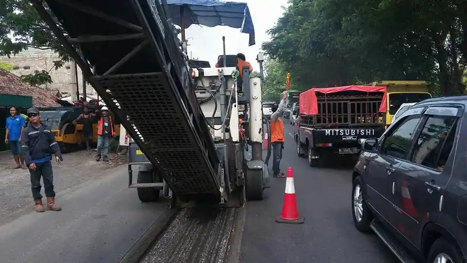 Foto - Jalan Raya Berlubang Di Jawa Timur Sekarang Nyaris Tidak Ada