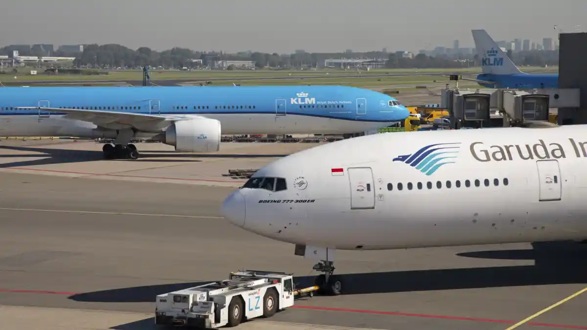 Foto - Pushback truck, Si Cebol Pendorong Pesawat Udara