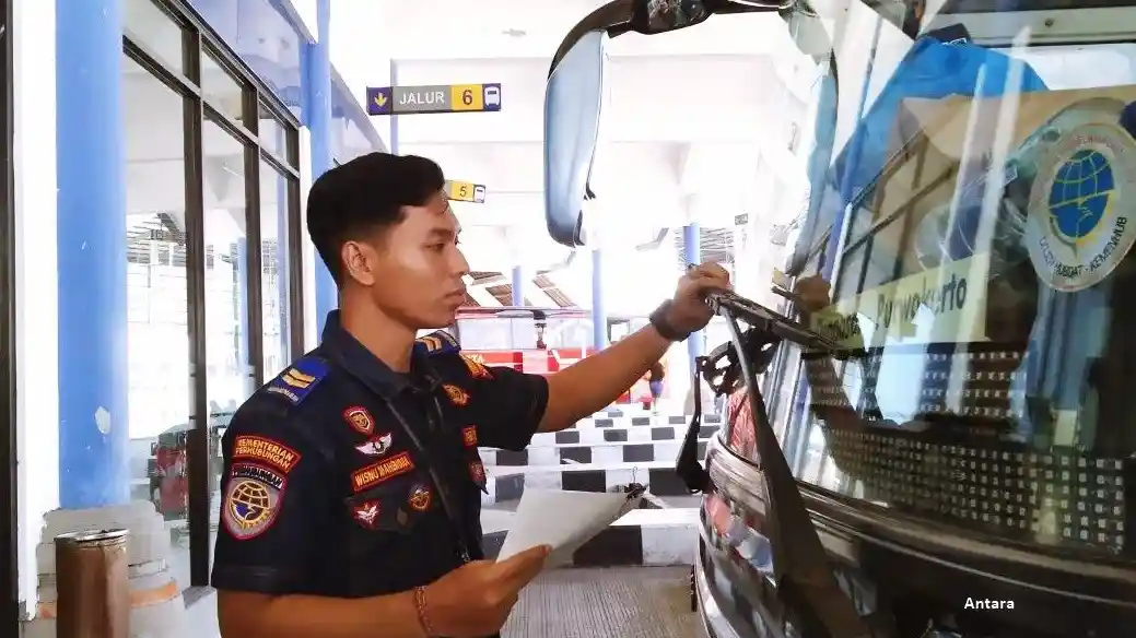 Foto - Terminal Bus Di Jakarta Sibuk Cek Kondisi Bus Dan Awaknya