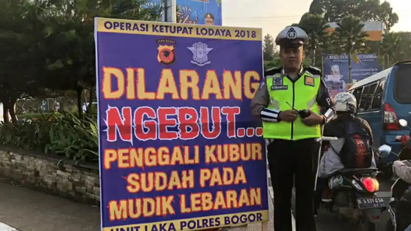 Berita - Poster-poster Lucu Penekan Tingkat Kecelakaan Mudik Disebar di Bogor