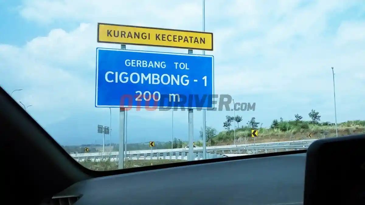Foto - Perhatikan Rambu Biru Dan Hijau Di Jalan Tol Supaya Lebih Aman Berkendara