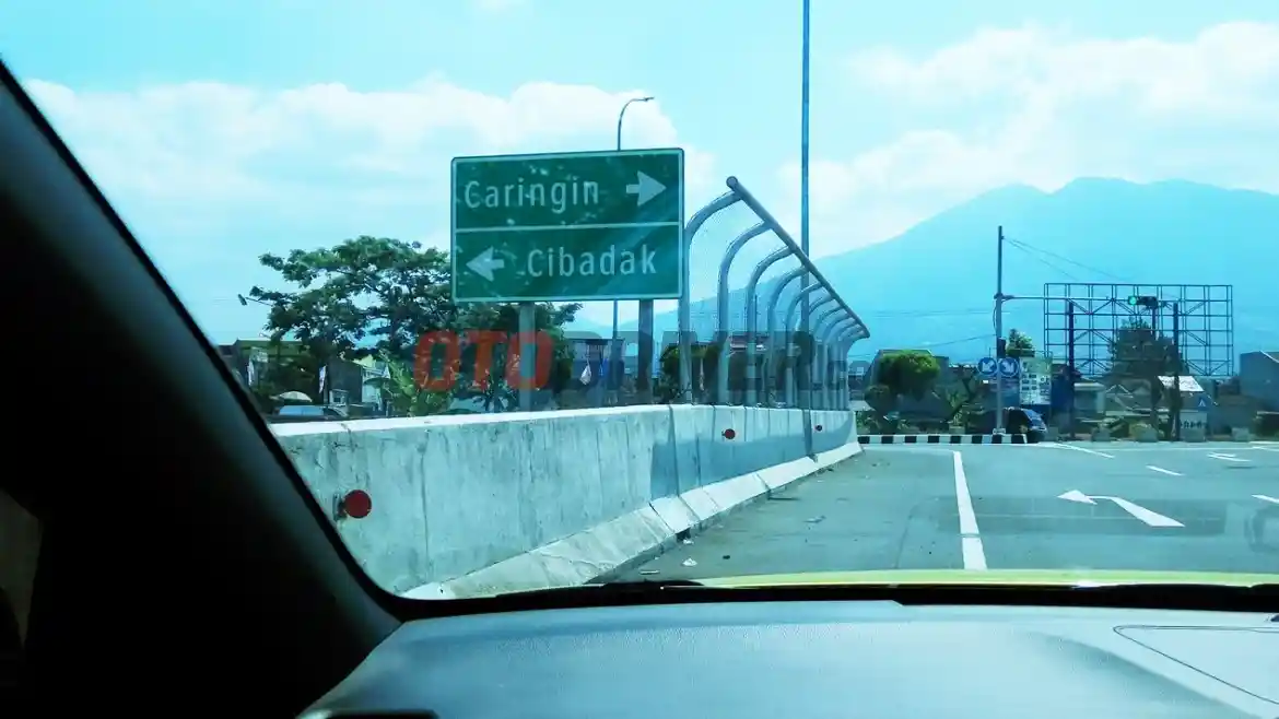 Foto - Perhatikan Rambu Biru Dan Hijau Di Jalan Tol Supaya Lebih Aman Berkendara