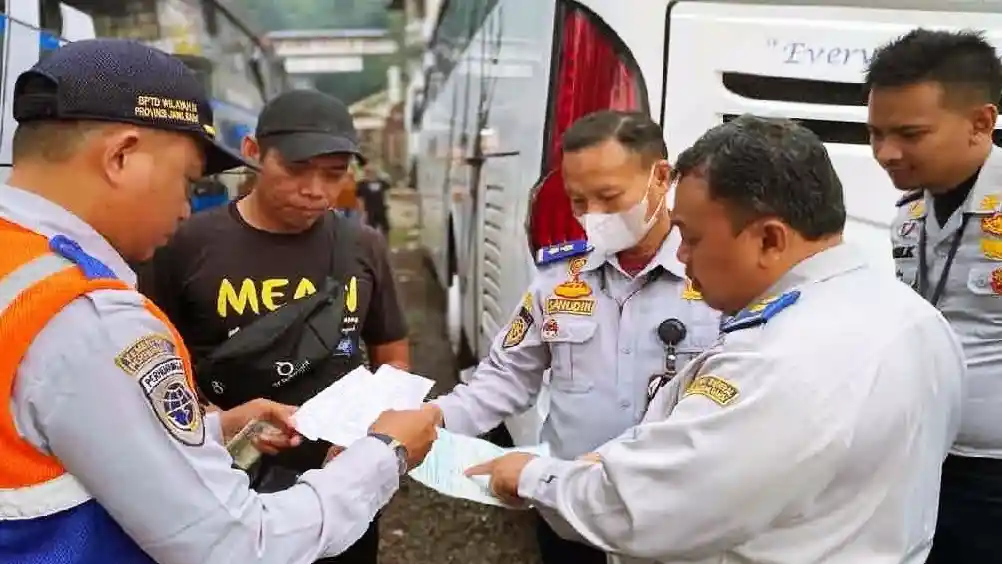 Foto - Terminal Bus Di Jakarta Sibuk Cek Kondisi Bus Dan Awaknya