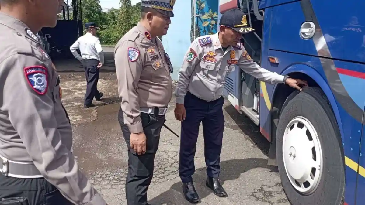 Bus - Polres Batu: Ramp Check Intensif Bus Di Lokasi Wisata