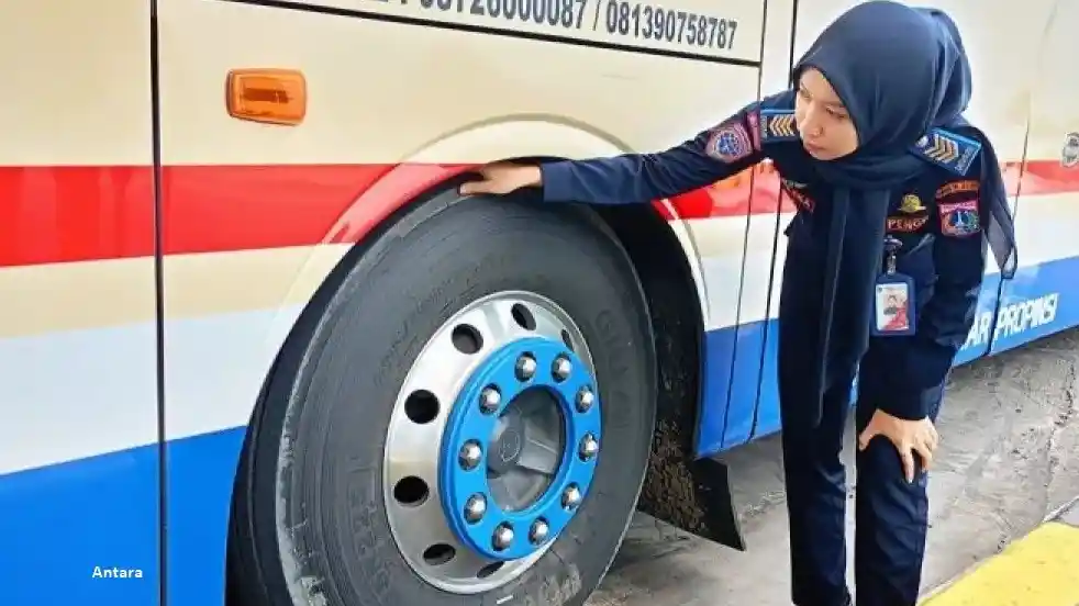 Foto - Terminal Bus Di Jakarta Sibuk Cek Kondisi Bus Dan Awaknya