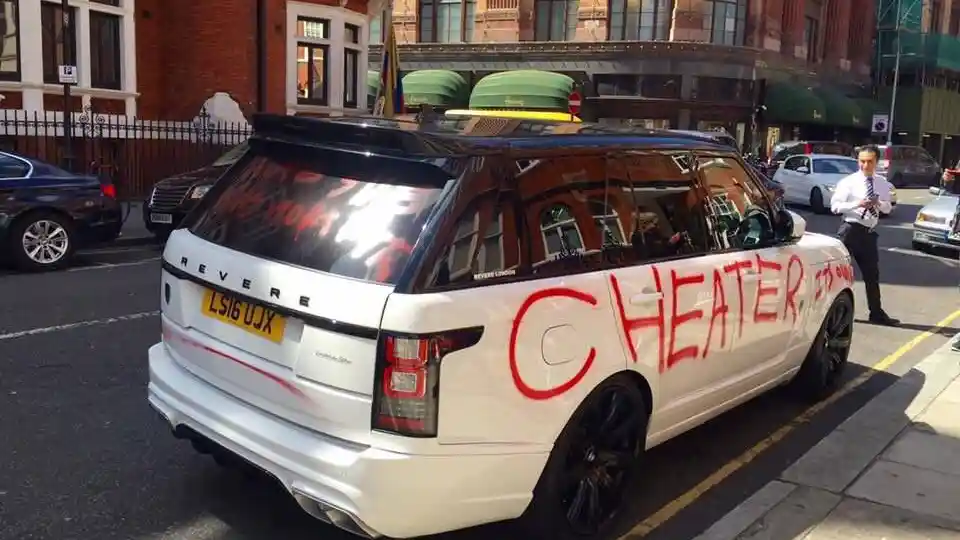 Foto - Range Rover Milik Pria Ini Dicorat-coret Karena Ketahuan Selingkuh