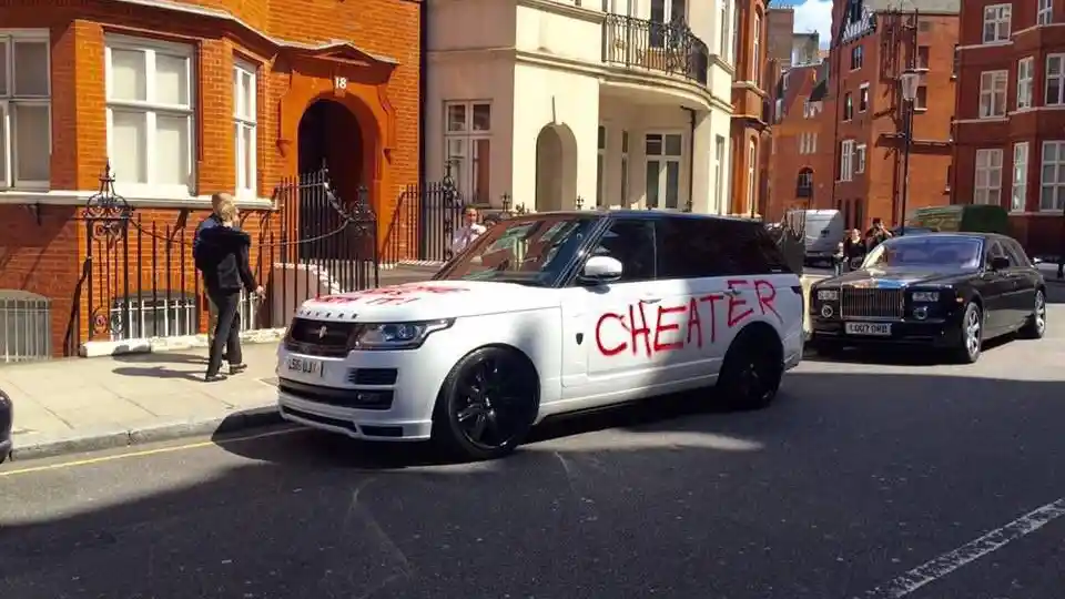 Foto - Range Rover Milik Pria Ini Dicorat-coret Karena Ketahuan Selingkuh