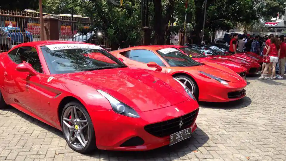 Foto - Puluhan Sportscar Konvoi Rayakan Kemerdekaan