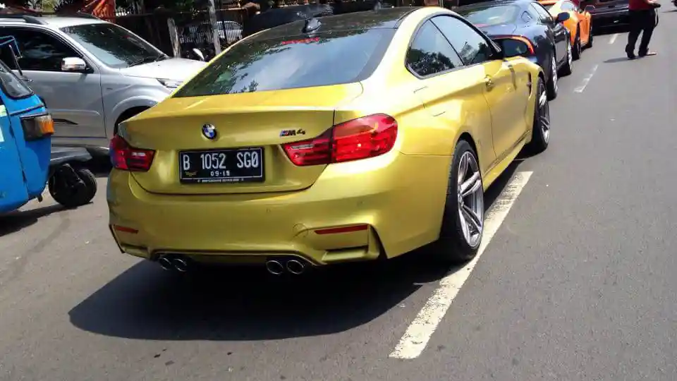 Foto - Puluhan Sportscar Konvoi Rayakan Kemerdekaan