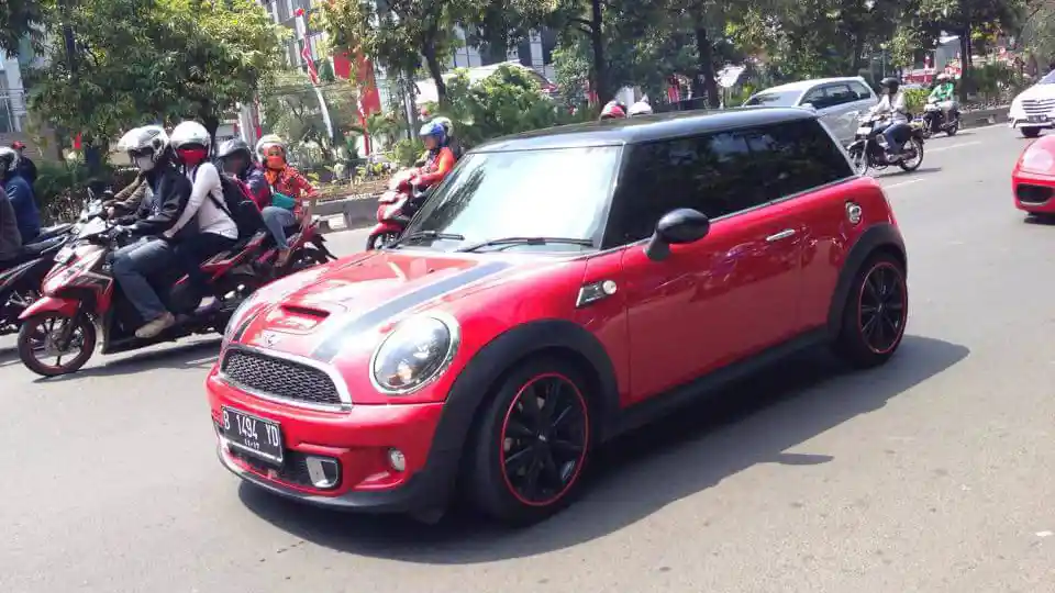 Foto - Puluhan Sportscar Konvoi Rayakan Kemerdekaan