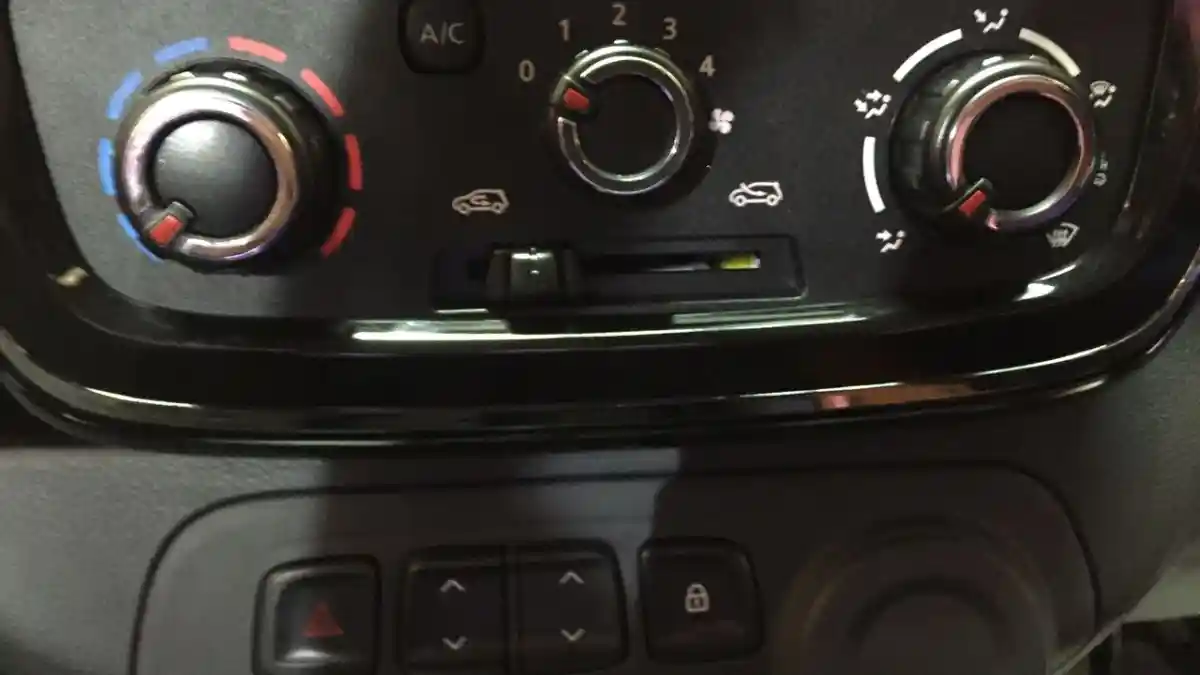 Foto - Power Window Hanya di Depan, Begini Cara Membuka Jendela Renault Kwid