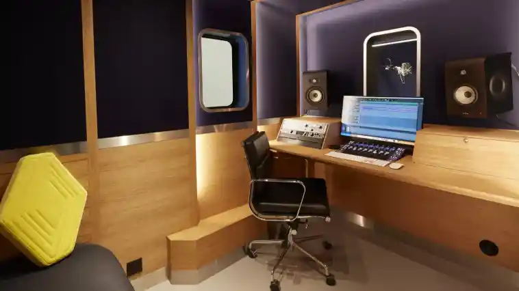 Foto - Rival Mercedes-Benz Sprinter Jadi Studio Rekaman Berjalan