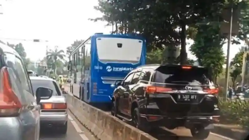 Berita - Mantap, Polisi Tindak Tegas Pelanggaran Yang Dilakukan Fortuner dengan Plat Nomor RFY