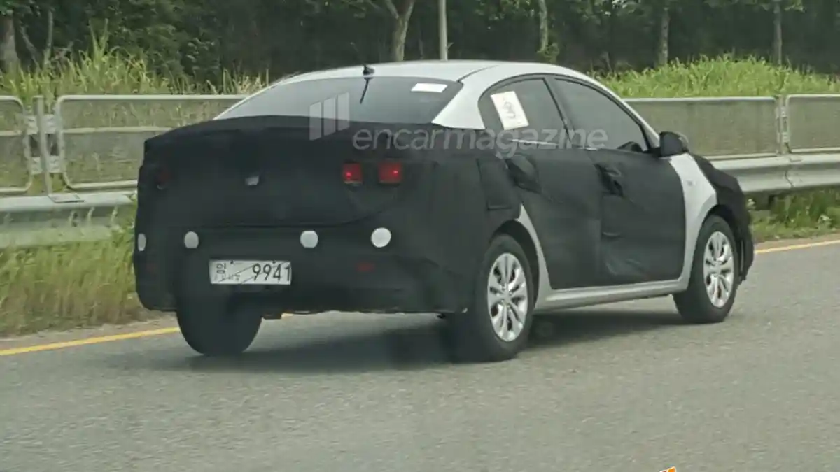 Foto - SPY SHOT: Kia Rio Sedan Terbaru