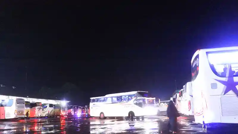 Foto - Mengintip Rumah Makan Yang Mirip Terminal Bus