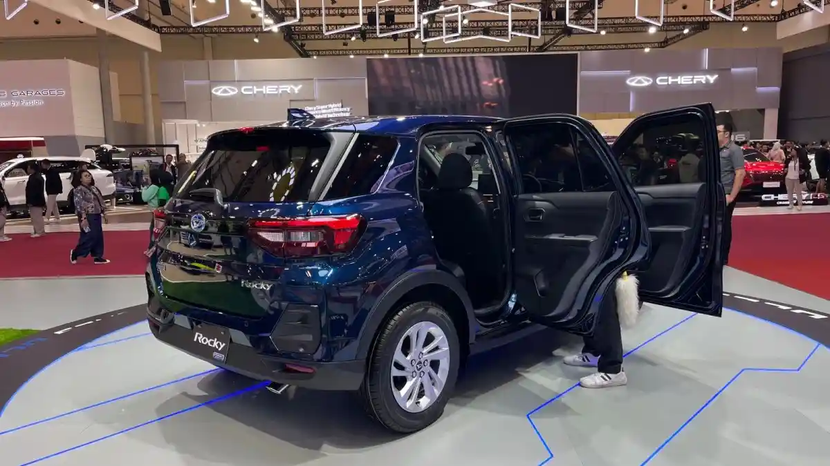 Foto - Harga Daihatsu Rocky e-Smart Hybrid Sudah Tidak Lagi Rp 293 Jutaan Setelah GIIAS 2025